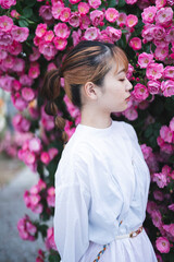 Fototapeta premium ローズガーデンにいる女性