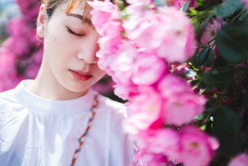 Fototapeta premium バラ園にいる女性