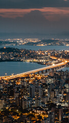 Fototapeta na wymiar cidade de florianópolis a noite