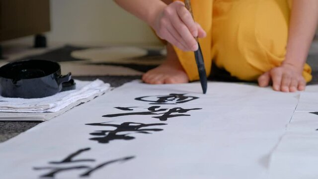書道の練習をする日本人女性　習字　毛筆