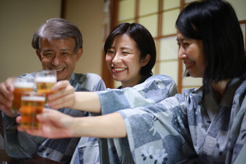 乾杯する家族