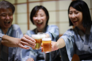 乾杯する家族