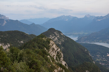 Fototapeta na wymiar Montagnes au dessus du lac d'Annecy