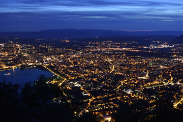 Ville d'Annecy éclairée de nuit depuis les hauteur