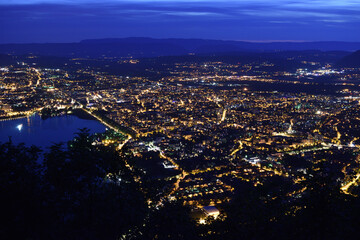 Ville d'Annecy éclairée de nuit depuis les hauteur