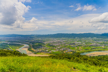 緑がきれいな田園と紀の川市街地。夏7月、和歌山県紀の川市
