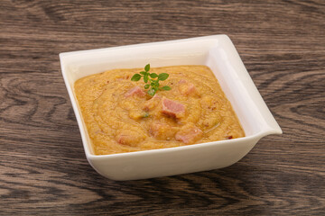 Peas cream soup with smoked ribs