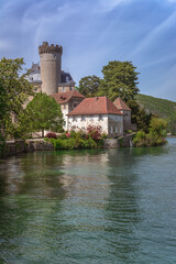 Fototapeta na wymiar Le château de Duingt au printemps