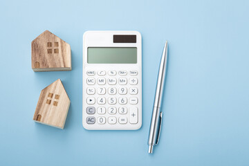 Calculator with house model and pen, housing finance concept - obrazy, fototapety, plakaty