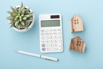 Calculator with house model, home loan or mortgage concept - obrazy, fototapety, plakaty