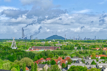 Blick über Industrie und Landschaft im Ruhrgebiet bei Gelsenkirchen - obrazy, fototapety, plakaty