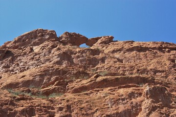 Fototapeta premium Garden of the Gods Kissing Camels with blue sky that's bright and colorful on a summer day by Colorado Springs Colorado.