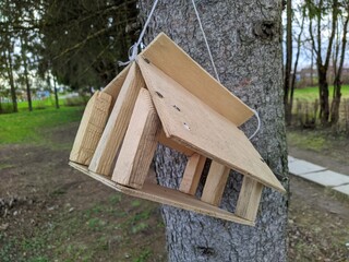 Obraz premium birdhouse hanging on a tree in the spring season