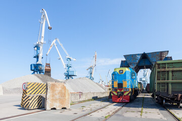 Obraz na płótnie Canvas Loading and unloading of vessels on industrial terminal 