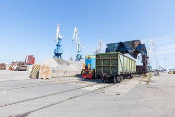 Fototapeta na wymiar Loading and unloading of vessels on industrial terminal 