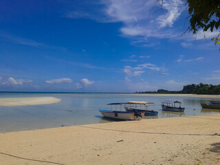 Obraz premium Boats docked near the sandy beach | Boat parked at the island