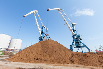 Loading and unloading of vessels on industrial terminal