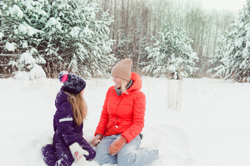 Fototapeta na wymiar Mom and daughter winter outdoors