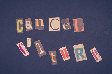 Ausgeschnittene Zeitungsbuchstaben auf neutralem Hintergrund bilden das Wort Cancel Culture
