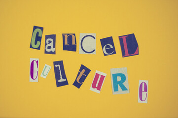Ausgeschnittene Zeitungsbuchstaben auf neutralem Hintergrund bilden das Wort Cancel Culture