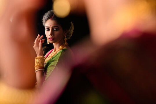 Kolkata India March 2018 Dancing Poses Girl Dancers Dressed Bright – Stock  Editorial Photo © Mitrarudra #414970020