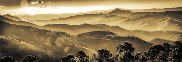 Panorama Bergrücken mit Dunst in der Sierra de las nieves in Spanien mit Tonung