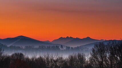 Przed wschodem słońca nad Tatrami i Beskidami
