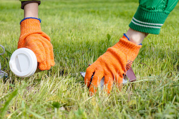 Family picking up trash in spring park