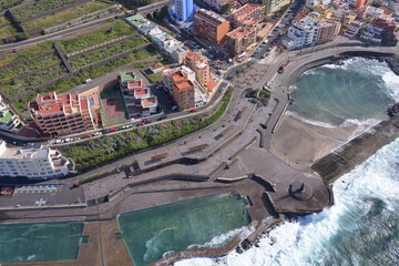 Fotografía aérea de la costa y piscinas naturales de Bajamar en la isla de Tenerife, Canarias