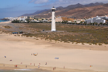 Fotografía aérea del faro y playa de Morro Jable en la costa sur de la isla de Fuerteventura en Canarias