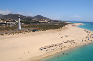 Fotografía aérea de la playa de Morro Jable en la costa sur de la isla de Fuerteventura en Canarias
