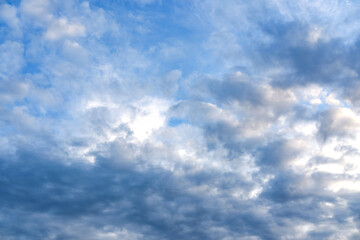 Obraz premium Wolkenfront mit mystischem, unwirklichem Licht vor blauem Himmel