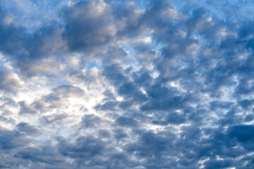 Wolkenfront mit mystischem, unwirklichem Licht vor blauem Himmel