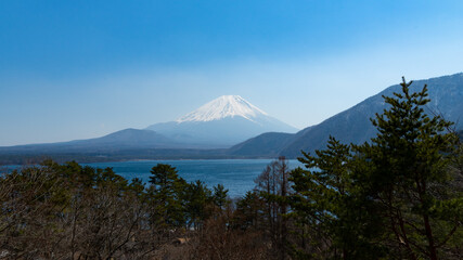 Fototapeta premium 湖と富士山