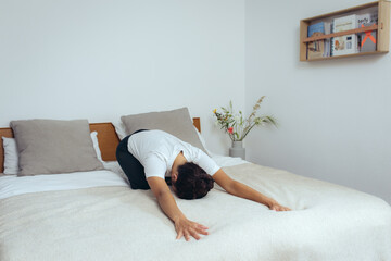 Frau macht Yoga zuhause zur Entspannung auf dem Bett
