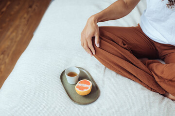 Tee und Grabefruit bei Yoga und Entspannung