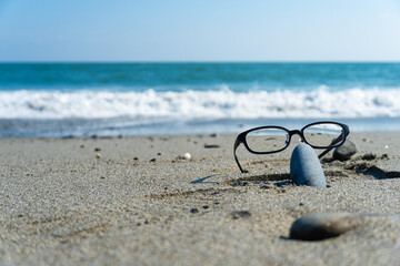 Fototapeta na wymiar 砂浜とメガネ