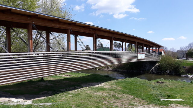 geschwungene moderne Holzbr&uuml;cke 