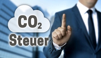 C02 Steuer Konzept wird von Geschäftsmann gezeigt.