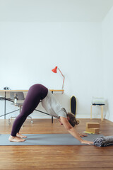 Frau macht Yoga im Homeoffie zur Entspannung und als Ausgleich 