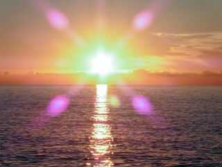 sole che sorge dal mare dietro una nuvola, tramonto al mare