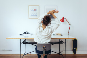 yoga auf dem Stuhl im Büro