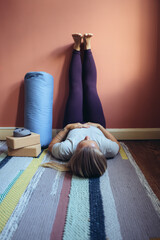 Blonde Frau macht Yin Yoga