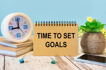 A sign with the inscription TIME TO SET GOALS on the table