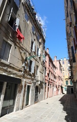 Fototapeta na wymiar glimpse of the city of Venice with the narrow alley that in Venetian Italian is called calle