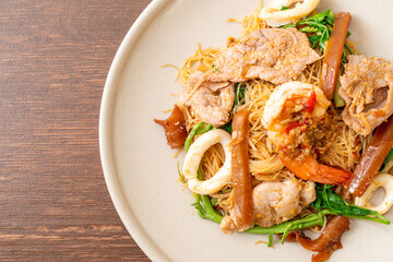 Stir-fried rice vermicelli and water mimosa with mix meat