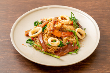 Stir-fried rice vermicelli and water mimosa with mix seafood