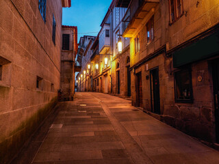 Fototapeta na wymiar Una calle en el casco antiguo de Pontevedra cuando se empieza a hacer de noche