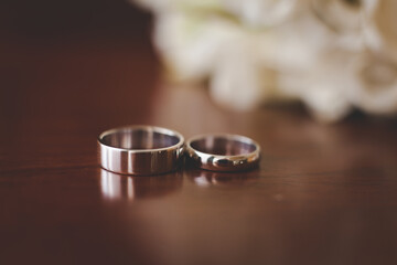 Obraz na płótnie Canvas Wedding rings on dark background