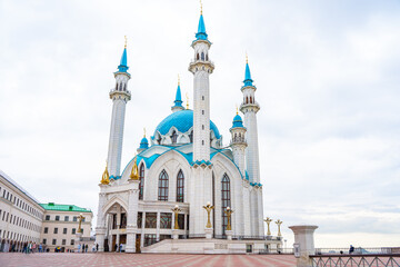Fototapeta na wymiar View of the Kul-Sharif Mosque on a cloudy day in Kazan, Russia